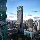 台北101（右奥）と双を成すオフィスタワー（最高高さ272m）