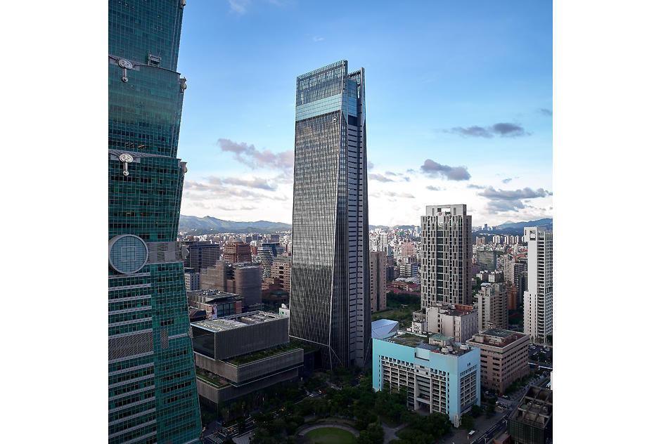 台北101（右奥）と双を成すオフィスタワー（最高高さ272m）